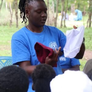 Aufklärungsworkshop_ Mitarbeiterin von Go Fishnet erklärt die Anwendung von wiederverwendbaren Binden