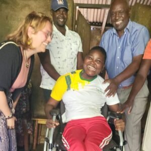 Eine junge Frau bekommt einen Rollstuhl gespendet