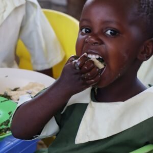 Happy Kid aus Ahero, Kenia, freu sich über kostenloses Mittagessen