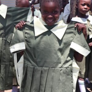 Kind in Afrika freut sich über eine neu Schuluniform