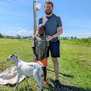 Mitarbeitergeschenk mit Wirkung - Till übergibt eine Ziege als Spendengeschenk