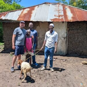Übergabe eines Schafs als Spendengeschenk